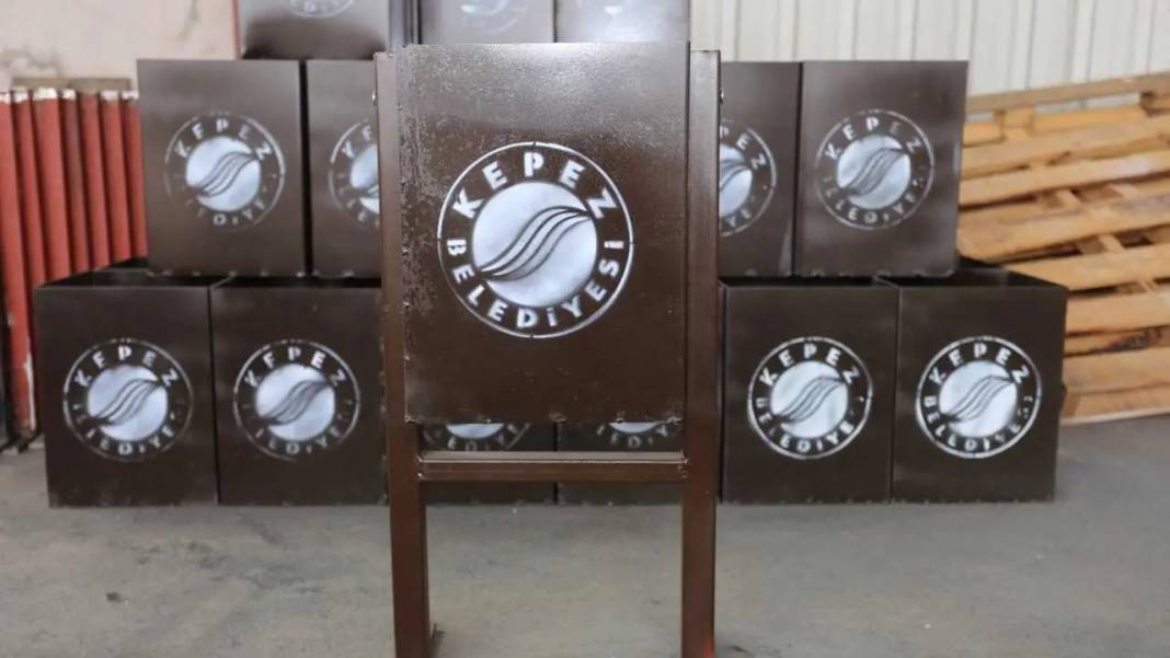 Kepez’de Ahşap Çöp Kovaları Tarih Oluyor! 4